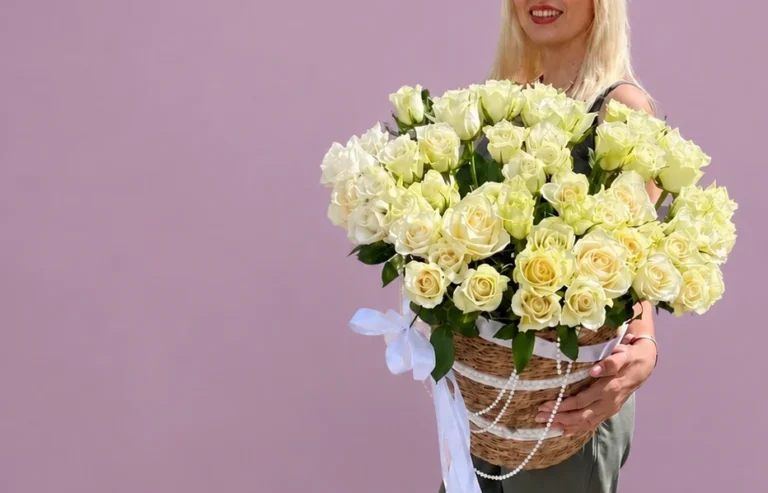 Цветы в корзинах