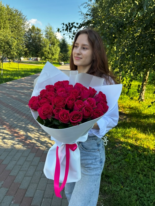 Букет из малиновой кенийской розы 25 штук — изображение 4