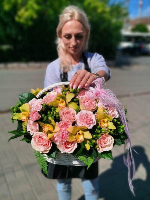 Цветочная композиция в корзине