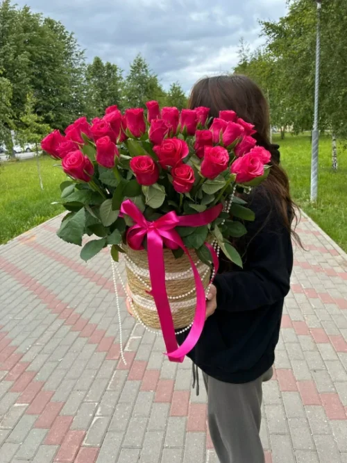 Alternative view of Королевское лукошко малиновых роз 35 штук