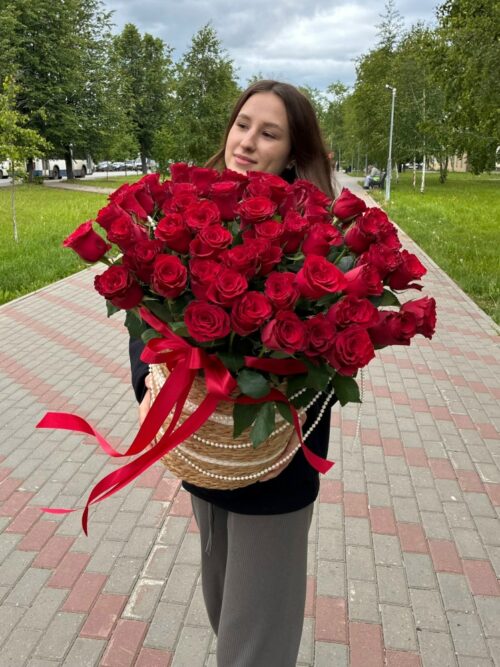 Королевское лукошко из 55 роз