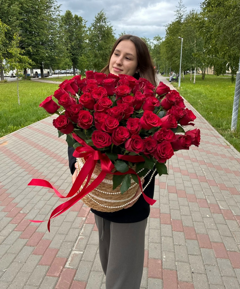 Королевское лукошко из 55 роз