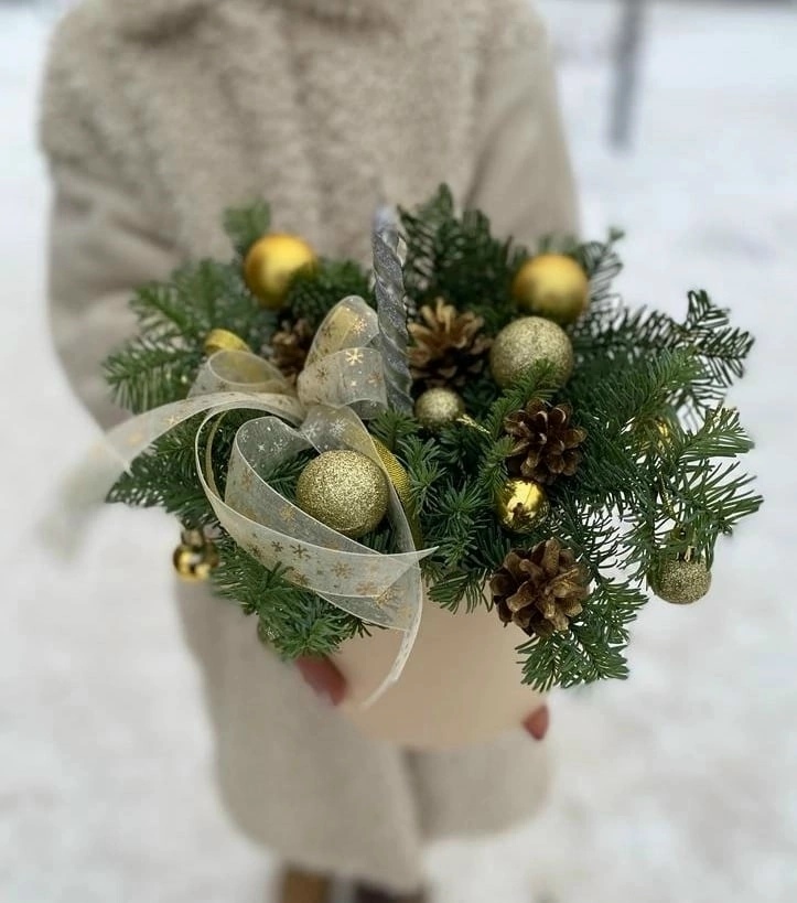 Новогодняя композиция в шляпной коробке