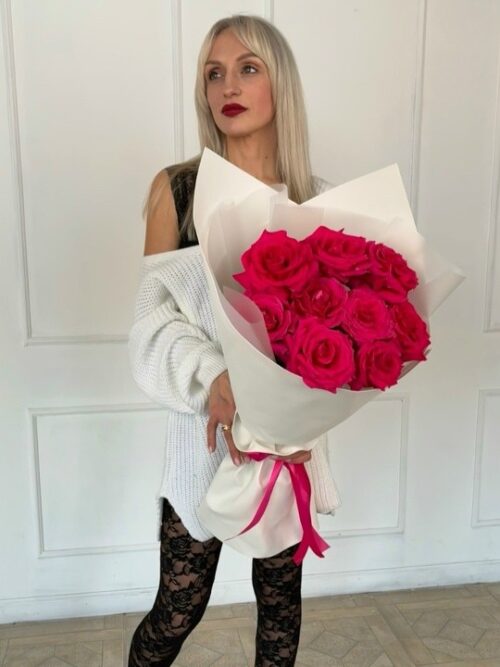 Малиновые французские розы