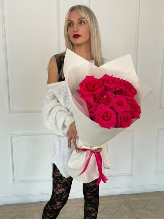 Малиновые французские розы