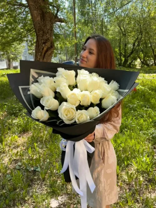Белоснежные розы в стильном черном