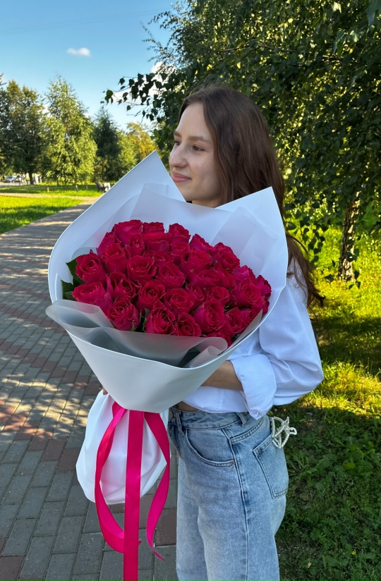 Букет из малиновой кенийской розы 25 штук — изображение 3