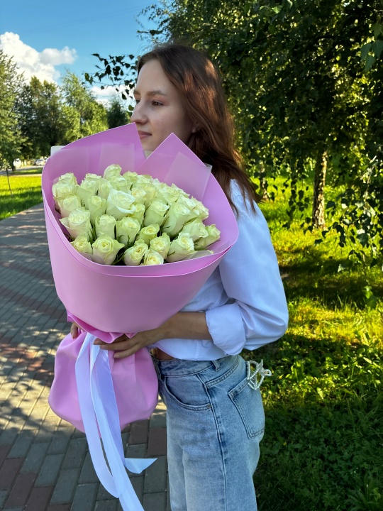 Букет 35 белых кенийских роз — изображение 3