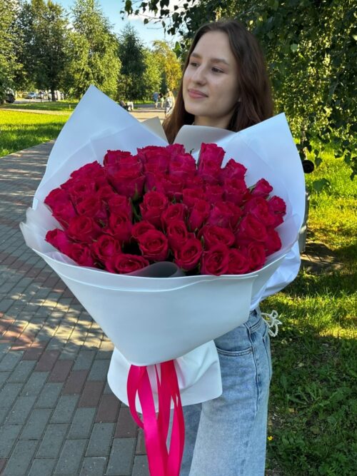 Букет из 55 малиновых кенийских роз