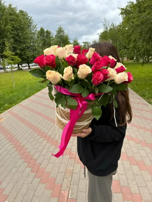 Alternative view of Королевское лукошко с розами 35 шт