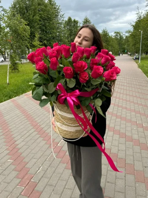 Королевское лукошко малиновых роз 35 штук
