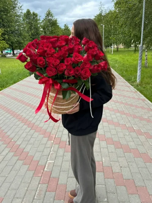 Alternative view of Королевское лукошко из 55 роз