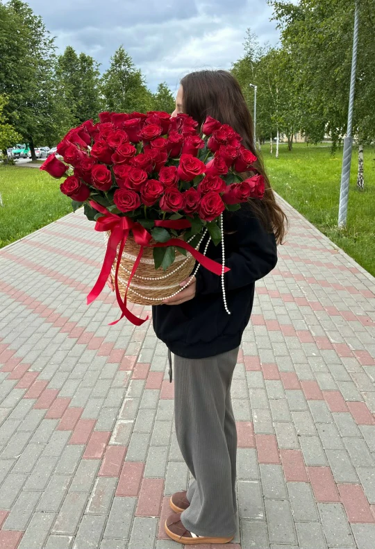 Королевское лукошко из 55 роз — изображение 2