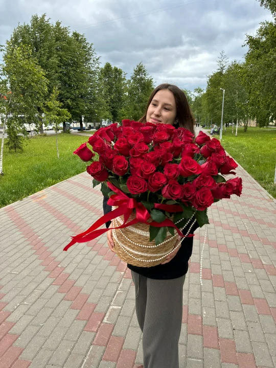 Королевское лукошко из 55 роз — изображение 4