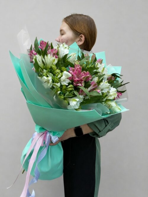 Alternative view of Мятный с альстромерией М