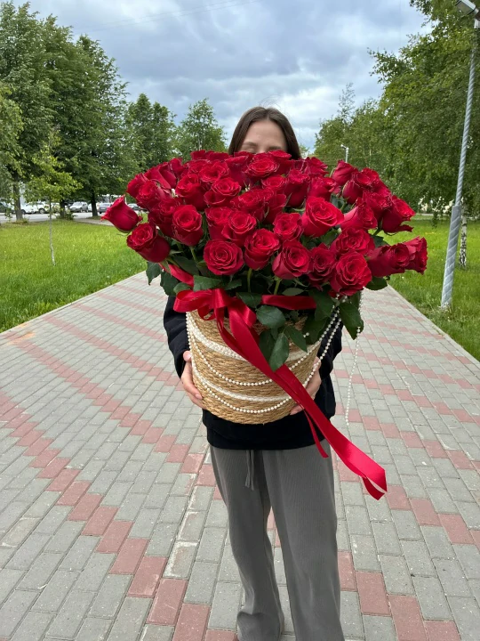 Королевское лукошко из 55 роз — изображение 3