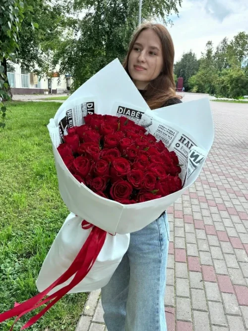 55 бордовых кенийских роз