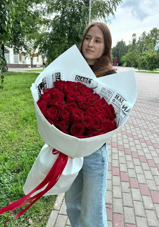 55 бордовых кенийских роз