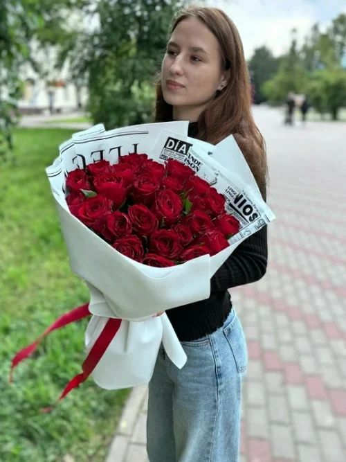 25 бордовых кенийских роз
