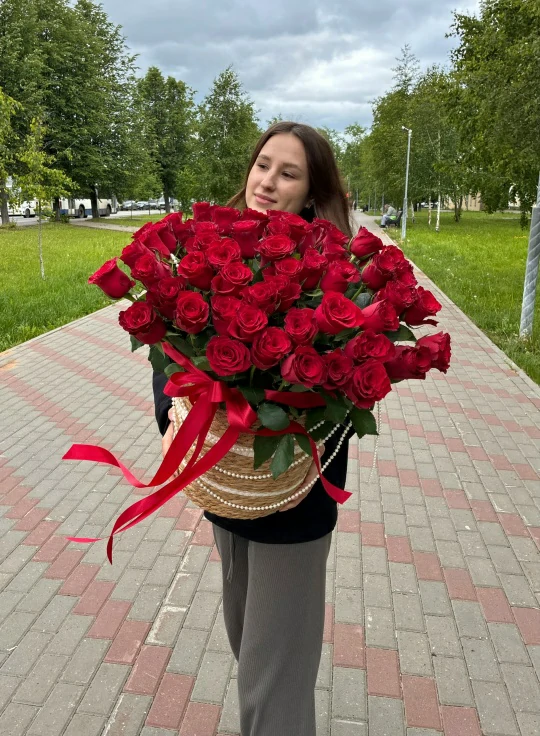 Королевское лукошко из 55 роз — изображение 5